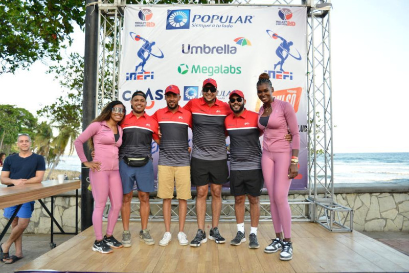 -El equipo de trabajo de VollyCircuitoRD, desde la izquierda Elizabeth Rubio, Edward Hernández, Yonasthan Fabián, Luis Urdaneta, Joel Montes de Oca y Bethania De la Cruz.