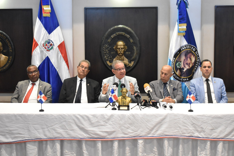 El presidente del Instituto Duartiano, Wilson Gómez, interviene en un encuentro en la sede del organismo. Se observan, además, Jacinto Pichardo, vicepresidente, y Edwardo Gautreau de Wind, vocal.