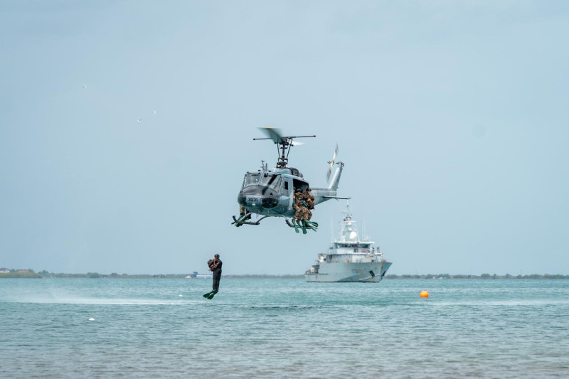 Momento del desarrollo de la jornada de ejercicio militar conjunto en el centro de la bahía donde esta situada la Base Naval Las Calderas, en Baní. El evento se consolida como una tradición de alto valor estratégico.