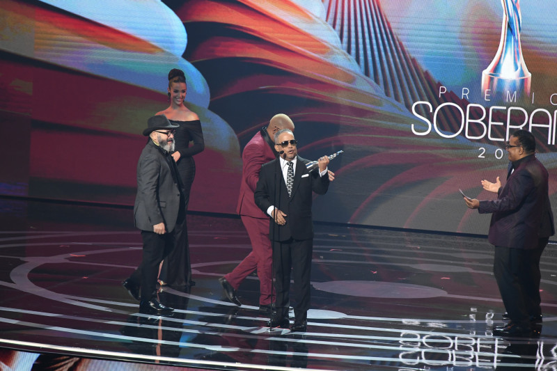 Héctor Acosta recibe Premio Soberano.