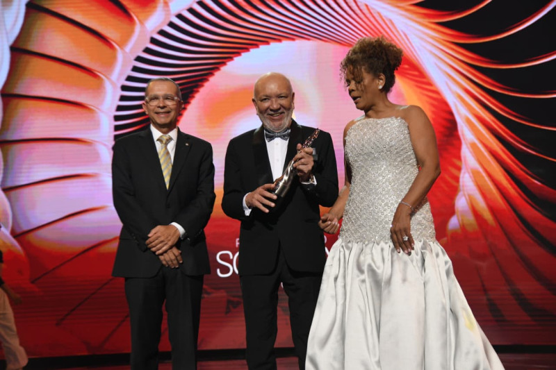 El veterano presentador y productor de televisión Jochy Santos al recibir la estatuilla del Gran Soberano 2026