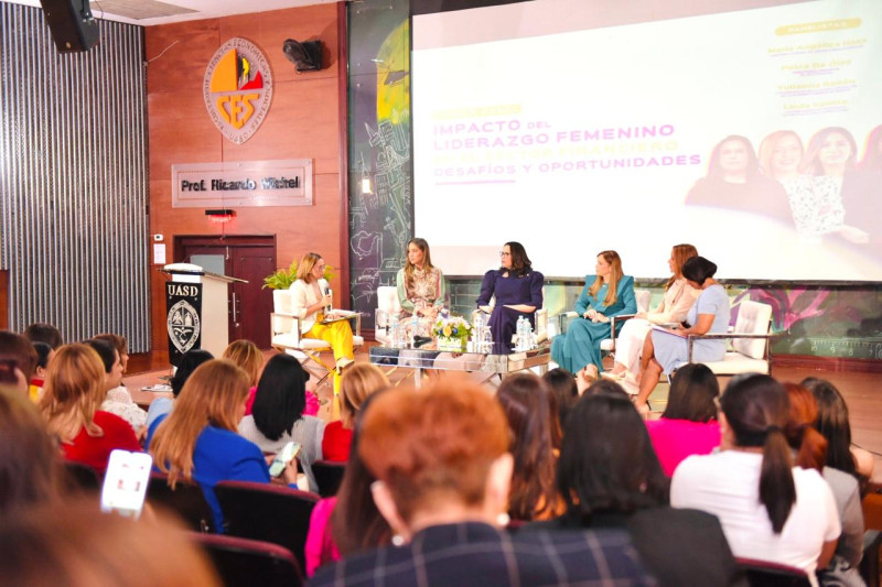 Ejecutivas del sector financiero participantes del primer foro.