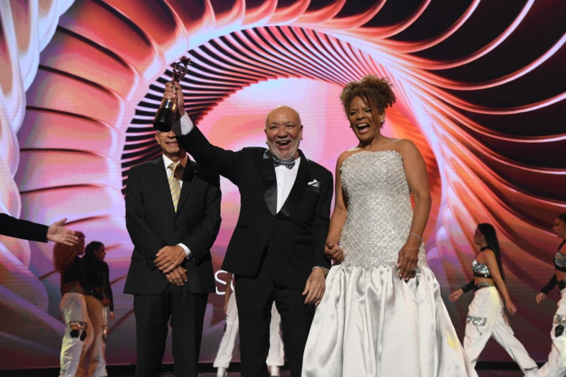 El comunicador Jochy Santos ganó el Gran Soberano. En la foto junto a Marivell Contreras, presidente de Acroarte.