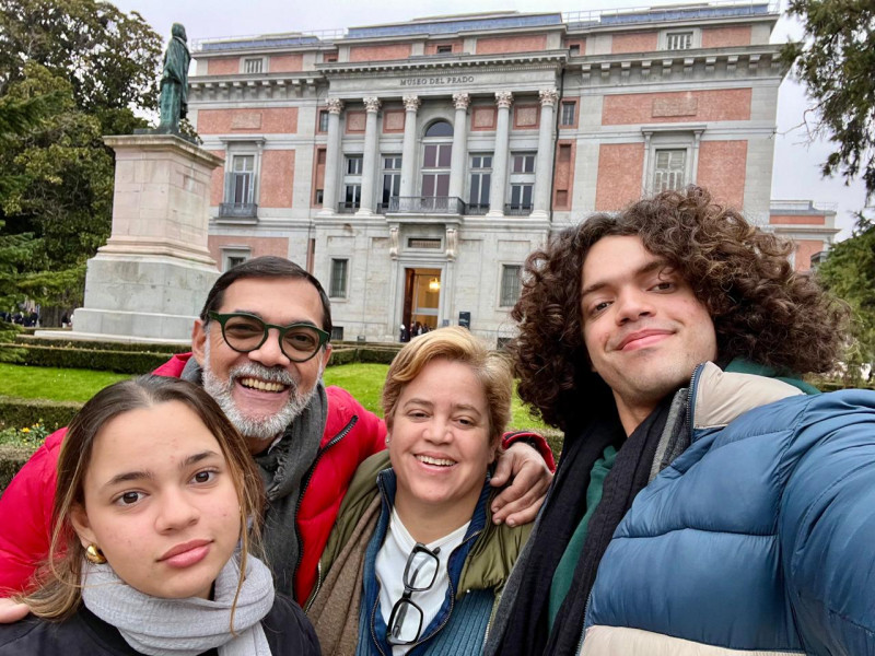 Lucy junto a su familia