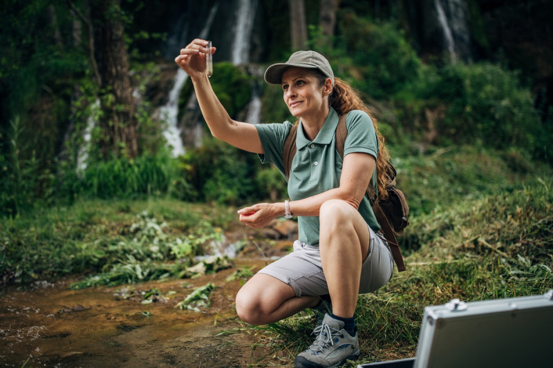 En muchas comunidades del mundo, son ellas quienes recolectan, administran y rotegen el agua en sus hogares, además de cuidar a quienes enferman cuando el recurso es escaso o está contaminado.