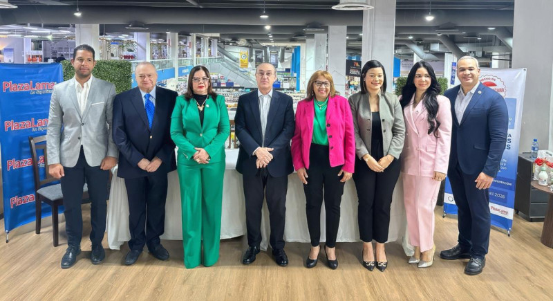 José Mohamed, Mueblería y Colchoneria La Nacional, Socio Estratégico de CENTROCAMARA-RD; Luis Manuel Piantini, ex vicegobernador del Banco Central y  Asesor Económico de CENTROCAMARA-RD; Kathy Grullón, Presidenta de CENTROCAMARA; Mario Lama, Plaza Lama; Luisa Abinader, Vicepresidenta Ejecutiva de CENTROCAMARA-RD y Presidenta de ACOPROEX; Jennifer Estévez, Socio de CENTROCAMARA-RD; Leidy Marine, Lepuchy, Socia Estratégica de CENTROCAMARA-RD; y Iván Raposo, Vicepresidente de CENTROCAMARA