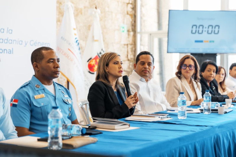 Participantes en Mesa de Seguridad, Ciudadanía y Género.
