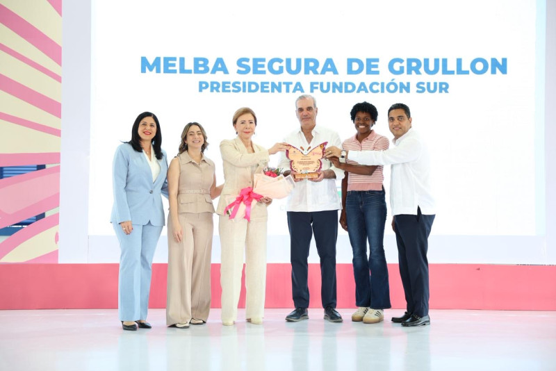 El presidente Luis Abinader, el ministro Kelvin Cruz y la medallista olímpica Marileidy Paulino reconocen a doña Melba Segura por su labor altruista. Les acompañan la senadora Mercedes Ortiz y la ministra Gloria Reyes.