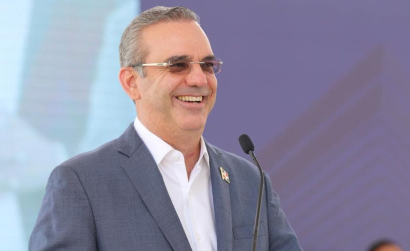 El presidente Luis Abinader destaca informe sobre avance de la democracia en el país.