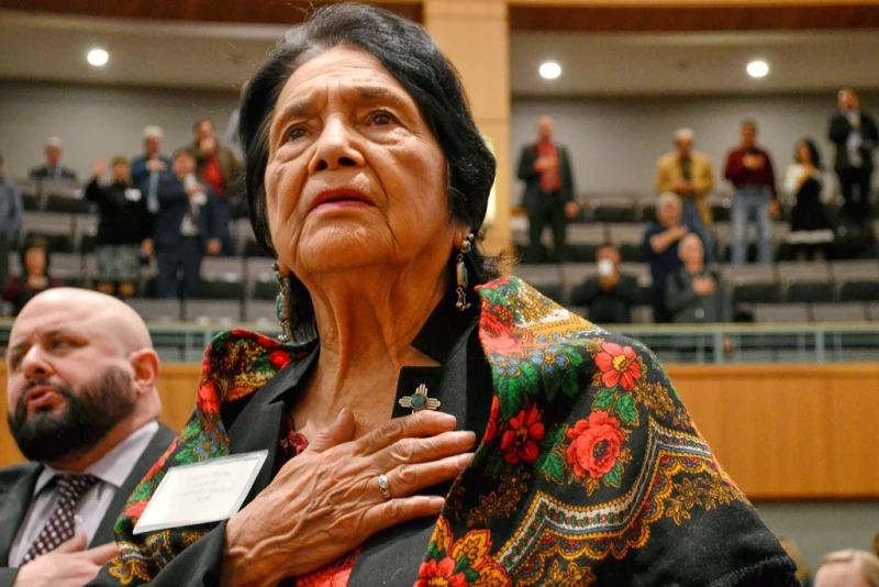 Dolores Huerta, la activista social mexicoamericana que formó un sindicato de trabajadores agrícolas junto a César Chávez, se levanta por el Juramento a la Bandera en español mientras visita el Capitolio de Nuevo México,