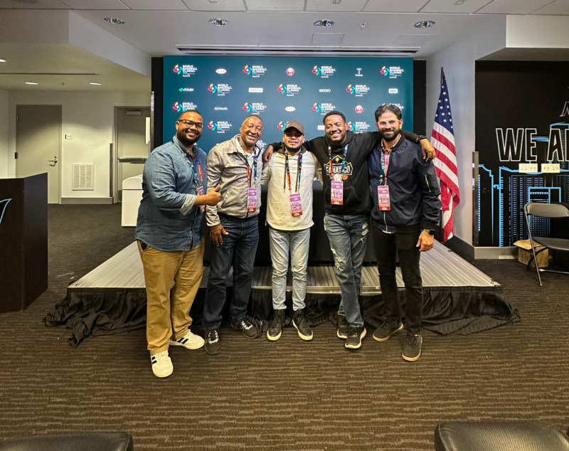 El grupo de periodistas del Listín Diario que cubrió el Clásico Mundial de Béisbol 2026. De izquierda a derecha: Saulo Mota, Pedro Briceño, Moisés Mejía, Javier Flores y Enriquillo Billini.