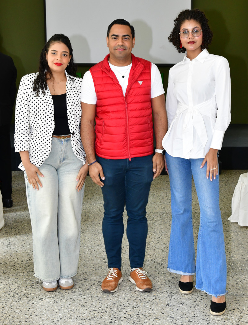 Schantal Herrera, Andrés Lora y Lía Solano.