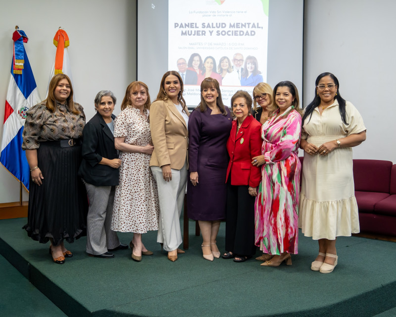 Al centro Yanira Fondeur de Hernández junto a socias integrantes de Adme con su presidenta Michelle Ortiz.