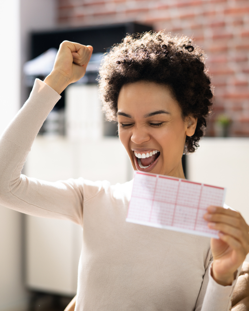 Imagen ilustra a una mujer feliz.