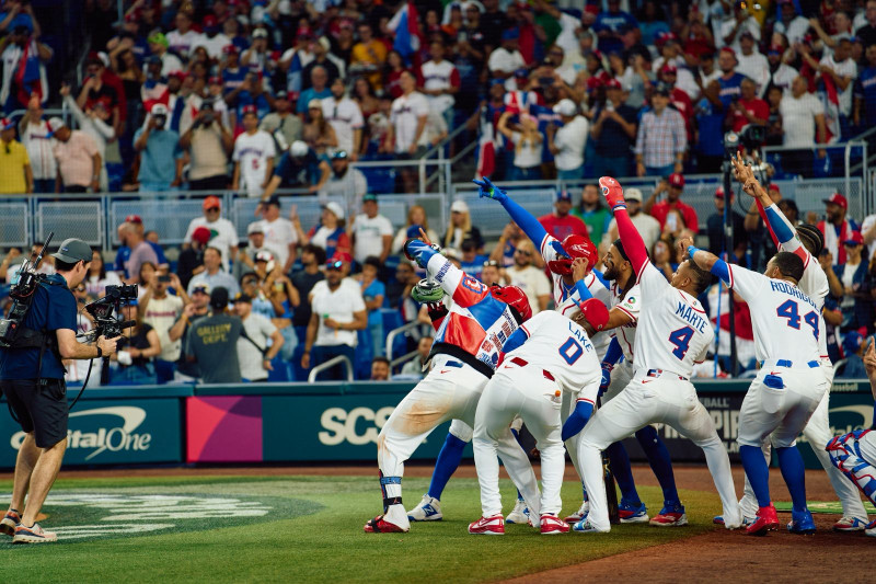 Equipo dominicano celebra después de un jonrón en el Clásico Mundial 2026.