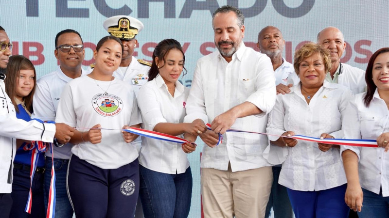El director ejecutivo del INEFI, Alberto Rodríguez Mella, y la alcaldesa Betty Gerónimo realizan el corte de la cinta para dejar inaugurado el polideportivo Club Lotes y Servicios, en el Centro Educativo Emma Balaguer, en Sabana Perdida.