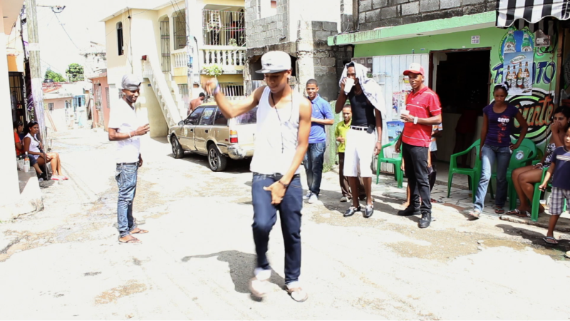 Jóvenes dominicanos bailando en un barrio de Santo Domingo. Crédito Adam Taub 3