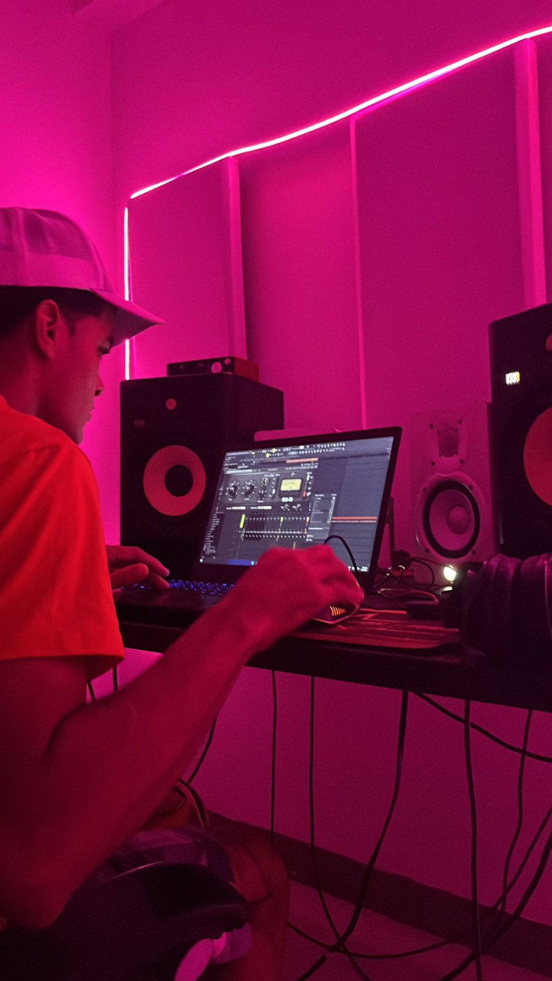 Estiven Hernández, joven productor de dembow.