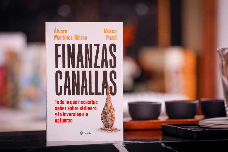 Dos especialistas, uno de la generación del 75, Marco Pozzi; y otro del año 2000, Álvaro Martínez Marco, se juntaron con amigos, con familiares, con gente normal e idearon una especie de guía de finanzas para el inversor y consumidor no experto. Foto. Javier Ocaña