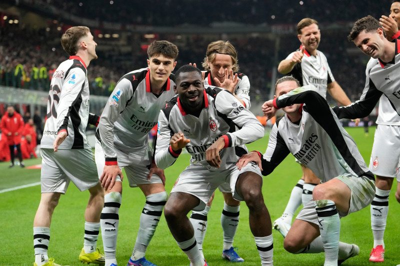 Youssouf Fofana del AC Milan celebra tras anotar el tercer gol de su equipo con sus compañeros ante el Torino el sábado 21 de marzo del 2026