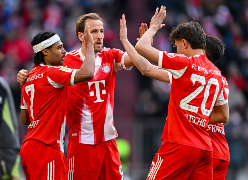 Serge Gnabry, Harry Kane, Tom Bischof y Raphael Guerreiro del Bayern Munich celebran el cuarto gol de su equipo en el encuentro de la Bundesliga ante el Unión de Berlín el sábado 21 de marzo del 2026