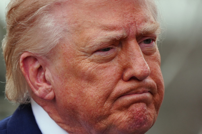 El presidente Donald Trump habla con reporteros entes de viajar en el Marine One desde el Jardín Sur de la Cas Blanca, el viernes 20 de marzo de 2026, en Washington