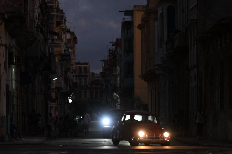 La gente transita por una calle sin luz durante un apagón nacional en La Habana el 21 de marzo de 2026.