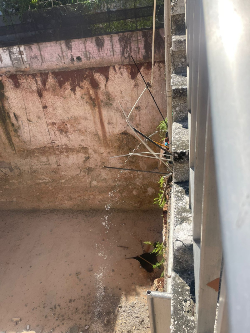 La caída de la pared expone a los residentes y dueños de negocios a un derrumbe mayor