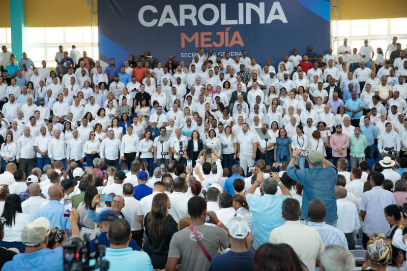 Carolina Mejía, encabezó este domingo un multitudinario encuentro en el club Mauricio Báez.