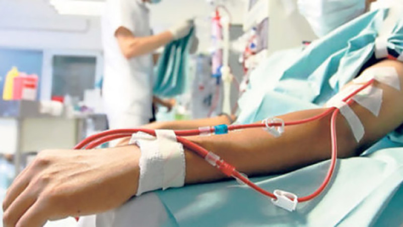 Pacientes reciben tratamiento de hemodiálisis.