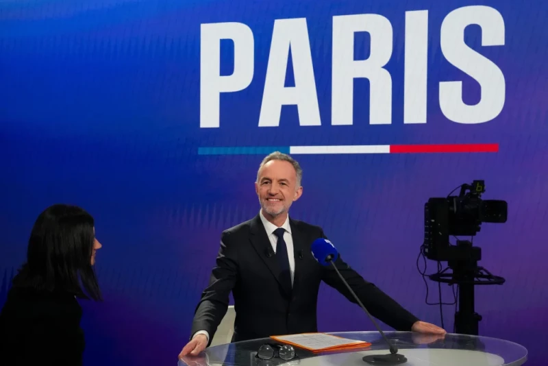 El candidato socialista para la alcaldía de París, Emmanuel Gregoire, antes de un debate televisado el miércoles 18 de marzo de 2026, en París.