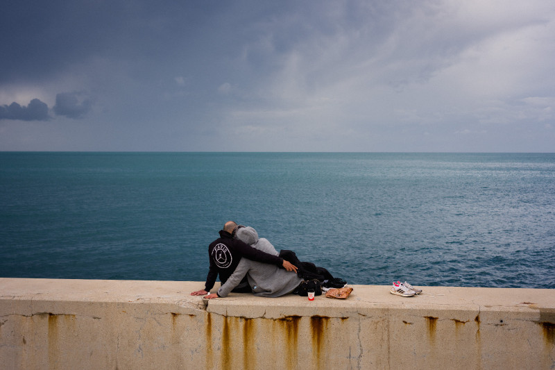 Una pareja se sienta en el paseo marítimo de Beirut el 22 de marzo de 2026.