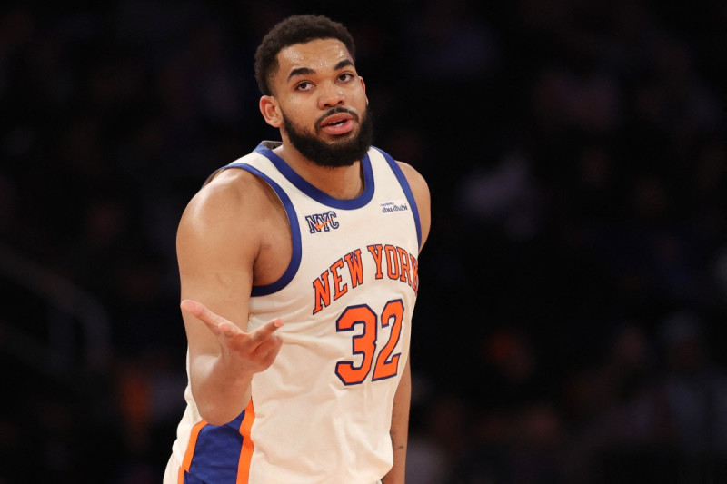 Karl-Anthony Towns, de los Knicks, gesticula luego de anotar un triple en el partido de la NBA frente a los Wizards, el 22 de marzo de 2026.