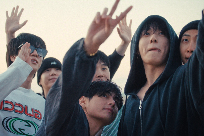 Los miembros de BTS, de izquierda a derecha, Jin Suga, Jimin, V, Jung Kook y RM, en una escena del documental "BTS: The Return".