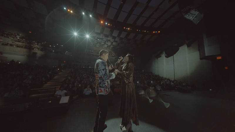 Eddy Herrera junto a su hija Natalia Herrera, en el escenario del Lehman Center for the Performing Arts en el Bronx, Nueva York, y cantar juntos “A dormir juntitos”.