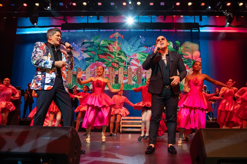Eddy Herrera junto al Blachy en el Lehman Center for the Performing Arts en el Bronx, Nueva York.
