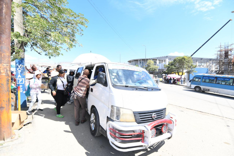 Usuarios subiendo a un transporte público