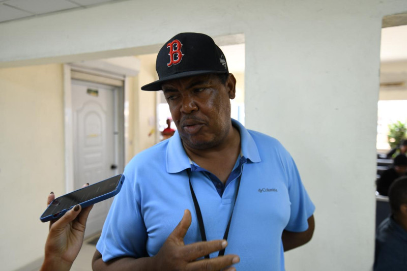 Darío Mateo, encargado del control de autobuses en el kilómetro 9