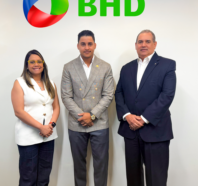 Lucy Astwood, Robert de la Cruz y Freddy Simó