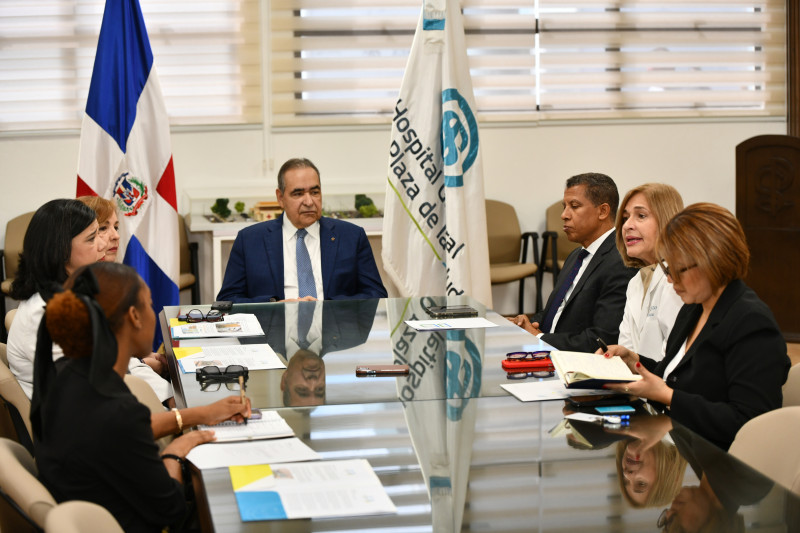 Doctor Julio Amado Castaños Guzmán, presidente del Patronato, junto a gerentes del HGPS, conversa con la periodista Elkys Cruz de Listín Diario.