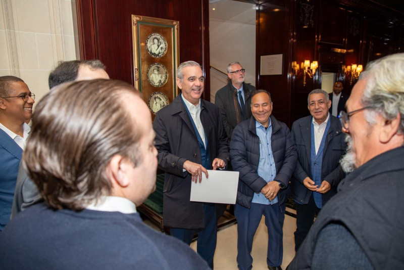 Luis Abinader en su visita a París, Francia