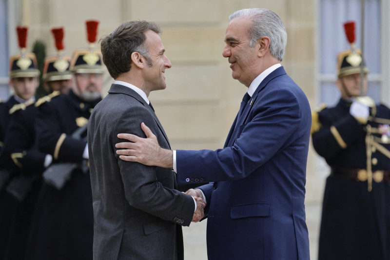 El presidente de Francia, Emmanuel Macron, da la bienvenida al presidente de la República Dominicana, Luis Abinader, antes de una reunión en el Palacio del Elíseo en París, el 24 de marzo de 2026.