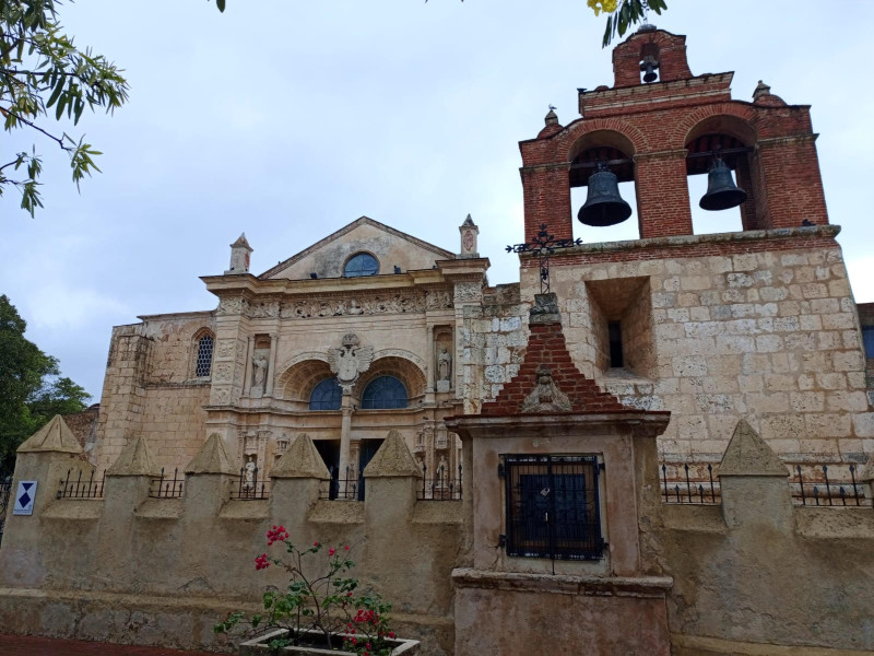 Fachada y campanario de la Catedral bajo un cielo entoldado