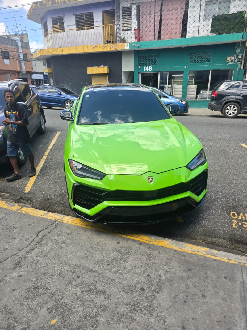 "Yailin la más viral" se encontraba en un Lamborghini, verde, placa Z007935, al momento de ser detenida por la Policía Nacional, el 24 de marzo de 2026.