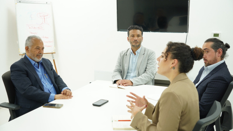 Delegación de no combustibles fósiles conversa con el subdirector del Listín Diario, Fabio Cabral.