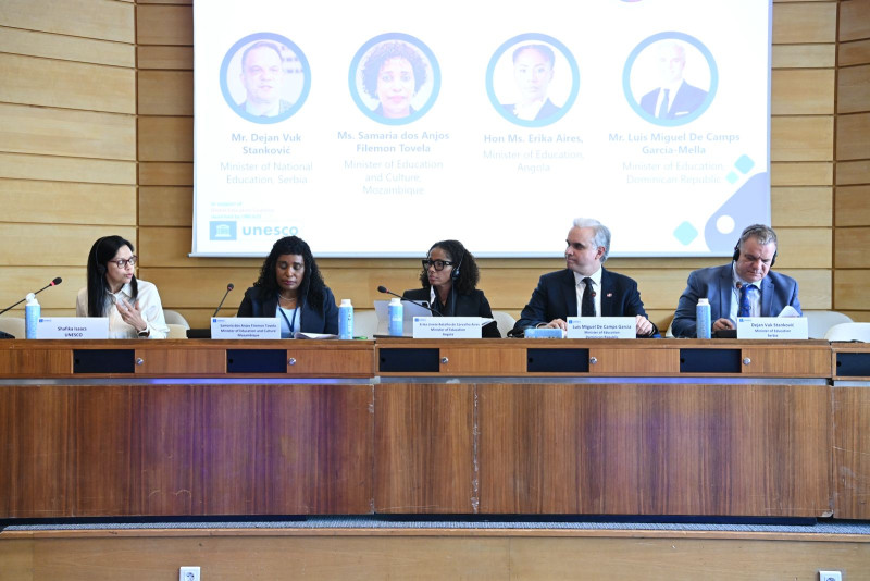 Luis Miguel De Camps, ministro de Educación, mientras participa en un panel en la sede de la UNESCO.