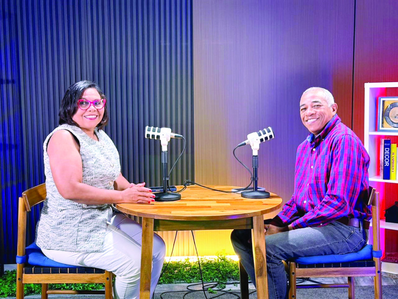 Mario Díaz durante la plática con la periodista Deyanira Polanco.