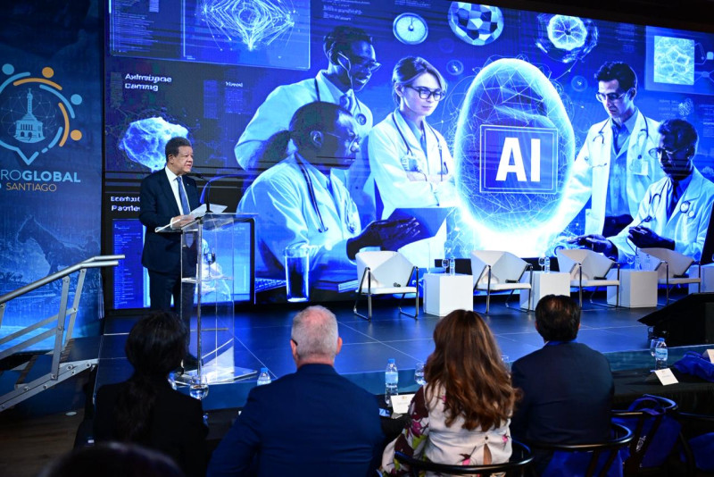 El expresidente Leonel Fernández, durante su exposición en el Foro Global Santiago: “La salud del futuro: Datos, inteligencia artificial y medicina”, coordinado por la Funglode y el Hospital Metropolitano de Santiago (HOMS).