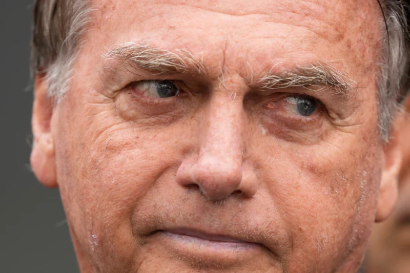 El expresidente de Brasil, Jair Bolsonaro sale de un hospital en Brasilia, Brasil, el 14 de septiembre de 2025.