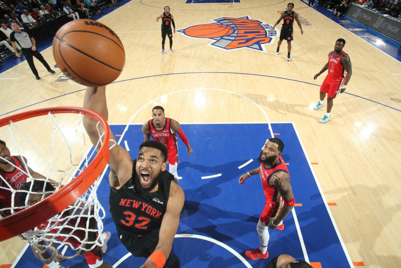 Karl-Anthony Towns, de los Knicks, se dispone a ejecutar un donqueo en el partido frente a New Orleans, en el baloncesto de la NBA, el 24 de marzo de 2026.